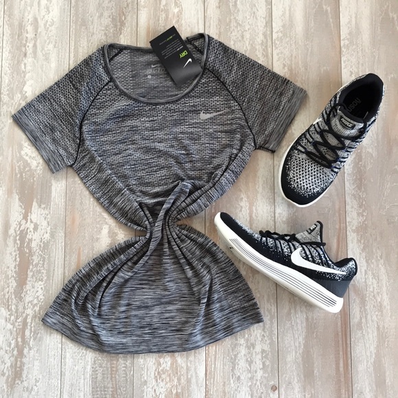 NWTNike dry fit knit T-shirt 75$ - Picture 4 of 6